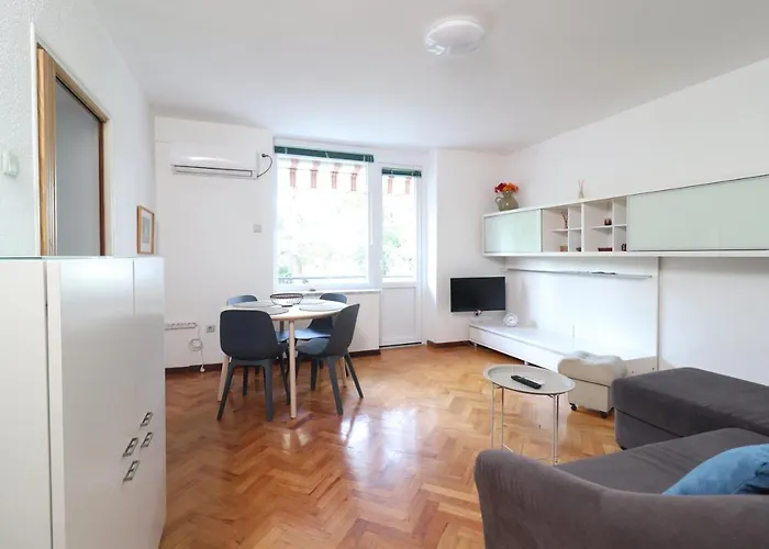 Apartment Vili, Green Oasis Step To The Sea